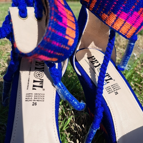 Blue Heels with multicolored design - Picture 3 of 8